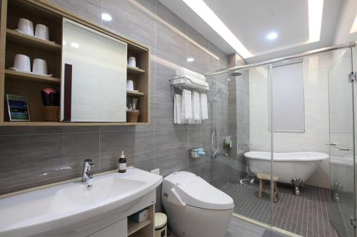 吉安干城35民宿的浴室配有盥洗盆、卫生间和浴缸。