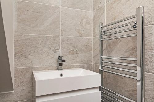 温彻斯特Paddock Drive的浴室配有白色水槽和淋浴。