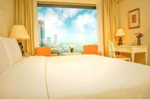 科伦坡科伦坡金斯伯里酒店的一间卧室设有一张床和一个大窗户