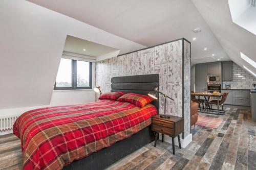 温彻斯特Paddock View的一间卧室配有一张带红色毯子的大床