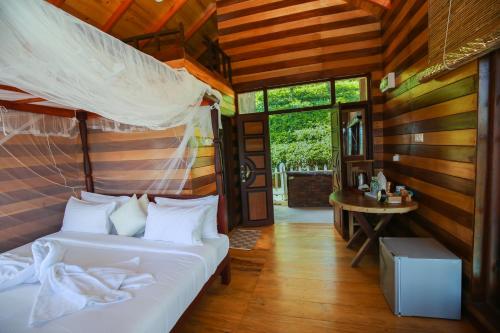 埃拉Tina Nature villa的卧室配有一张床和一张桌子