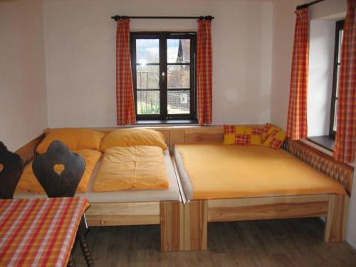 小斯卡拉Apartment Panteon Basecamp的客房设有两张床和窗户。
