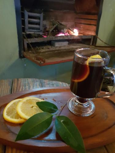LadybrandLittle Rock Resort的木桌边的一杯茶和柠檬片