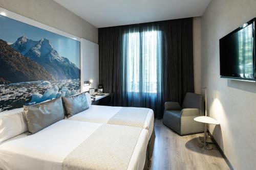 巴塞罗那巴塞罗那加泰罗尼亚格兰维亚大道酒店的一间酒店客房,配有一张床和一台电视
