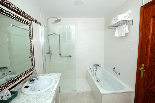 罗萨莱斯度假酒店的一间浴室