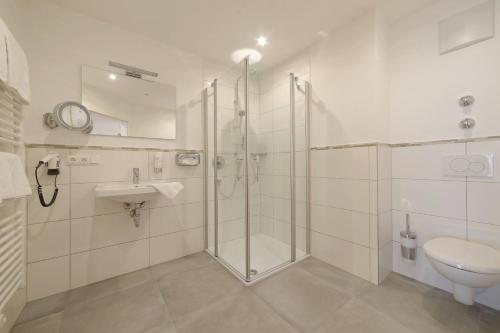 基姆湖畔格斯塔特基姆全景酒店的带淋浴、盥洗盆和卫生间的浴室