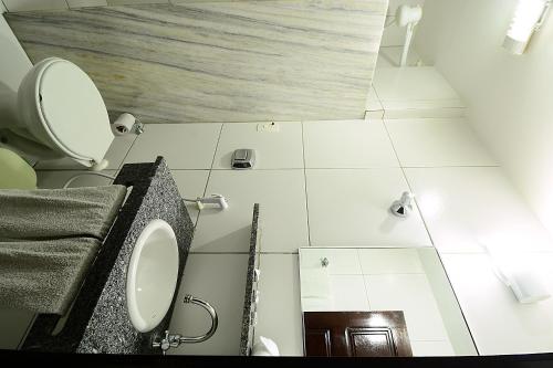 莫索罗帝国酒店的一间带卫生间和水槽的浴室
