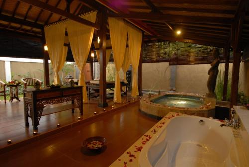 罗威那班亚里罗维纳温泉度假酒店的一间大浴室,内设浴缸