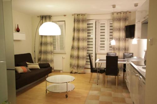 华沙乌茨卡艾登公寓的客厅配有沙发和桌子