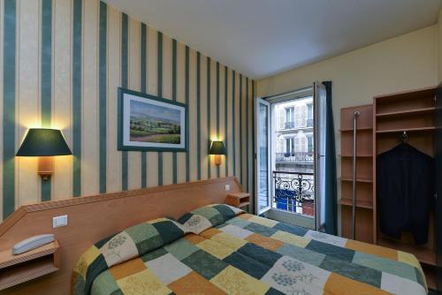 巴黎杜普雷酒店的一间卧室设有一张床和一个窗口