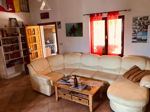 马林斯卡Villa AnaAngela的带沙发和咖啡桌的客厅