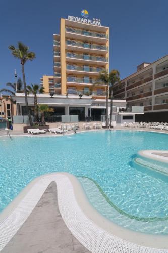 马尔格莱特德玛雷马海滩酒店的酒店前方的大型游泳池