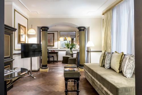 威尼斯锦绣威尼斯 - 星际连锁酒店的带沙发和电视的客厅