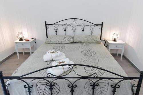 马丁纳弗兰卡Casale Dei Pini - Nature Room的一间卧室配有一张带2个床头柜的大床