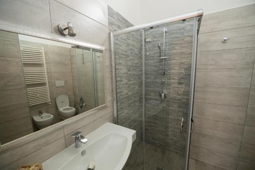 马丁纳弗兰卡Casale Dei Pini - Nature Room的带淋浴、盥洗盆和卫生间的浴室