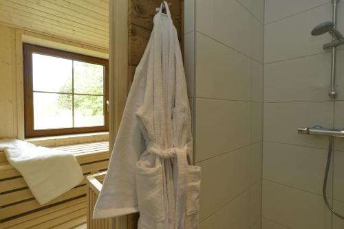 Heiligen GestadeFeriendorf Berghof的浴室墙上挂着白色毛巾