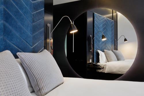伦敦肖尔迪奇霍克斯顿酒店的带两张床和镜子的客房