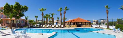 爱琴娜岛克隆酒店 - 克隆基里亚科斯的一个带凉亭和棕榈树的游泳池