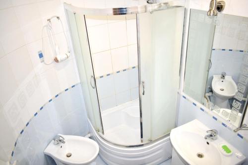 罗夫诺Apartment on Krushelnitskoy 73的带淋浴、卫生间和盥洗盆的浴室