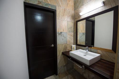 图斯特拉古铁雷斯Hotel Andiroba Palace的一间带水槽和镜子的浴室