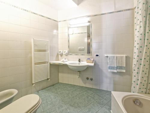伊斯基亚弗兰茨别墅酒店​​的一间带水槽、卫生间和镜子的浴室