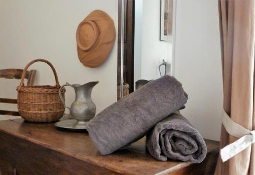 戈尔德Les Terrasses - Gordes的一个带毛巾、篮子和镜子的架子