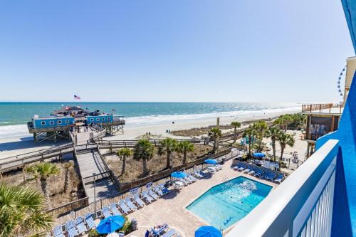 默特尔比奇Yachtsman Oceanfront Resort的从度假村的阳台上可欣赏到海滩景色