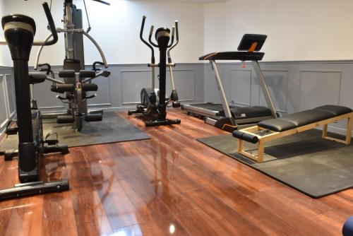 巴黎特尔的酒店的健身房设有数台跑步机和健身器材