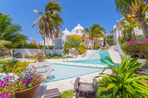 圣克鲁斯华特库Villas Fasol Huatulco的一座别墅,设有游泳池和棕榈树