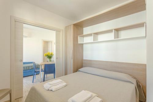 圣维托罗卡波Case Vacanza Trinacria的一间卧室配有一张床,上面有两条毛巾
