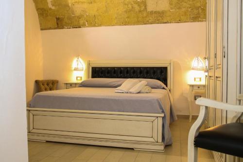 加利波利Palazzo Piccioli的一间卧室配有一张带2个床头柜的大床
