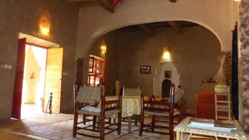 阿格兹Riad Tabhirte的一间用餐室,在房间内配有桌椅
