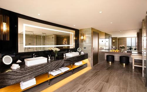 阿尔乔姆蒂格德克里斯塔尔赌场酒店的一间带两个盥洗盆和大镜子的浴室