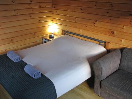 皮克顿皮克顿露营公园酒店的木墙客房的床和沙发