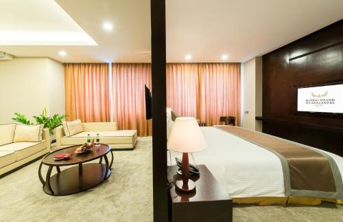 河内孟清河内中心酒店的一间酒店客房,配有一张床和一台电视
