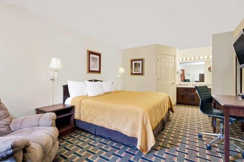 斯帕坦堡斯帕坦堡戴斯酒店的配有一张床和一张书桌的酒店客房