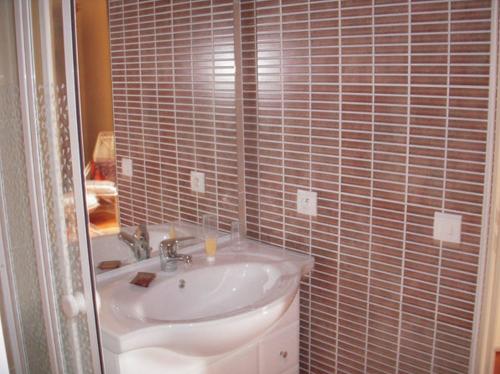 皮斯甘奥莉莲斯之家住宿加早餐旅馆的一间带水槽和瓷砖墙的浴室