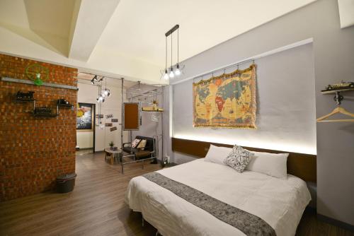 台南唯慢空間生活館的一间卧室配有一张床,墙上贴有地图
