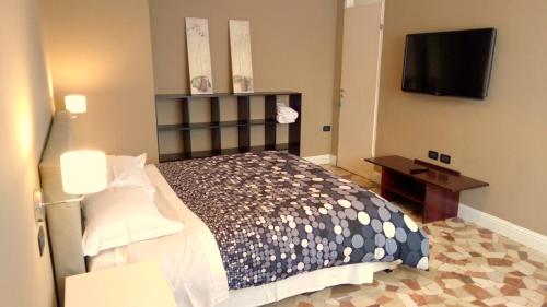 LinateNovegro Linate 101的一间卧室配有一张床和一台平面电视