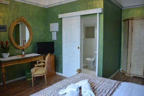 格拉维纳普利亚Le Stanze del Console的一间卧室配有一张床、一张书桌和一面镜子