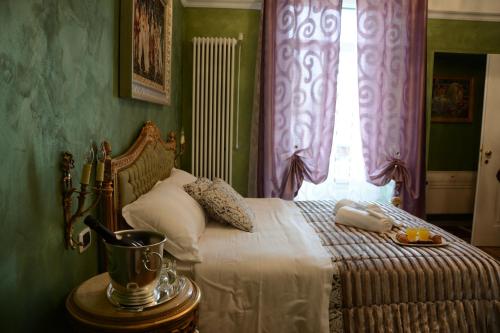 格拉维纳普利亚Le Stanze del Console的一间卧室配有一张带窗户和桌子的床