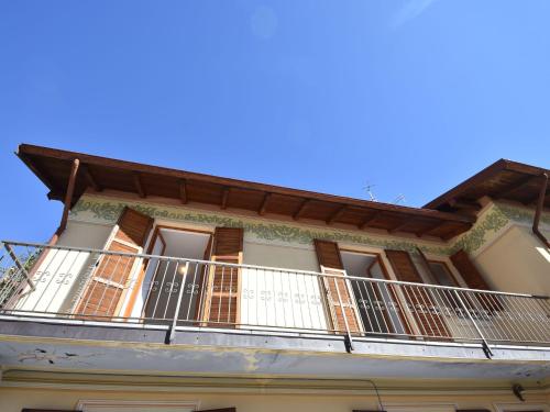 卡尼洛瑞维拉Belvilla by OYO Cannero Casa Iva的一座带阳台的建筑