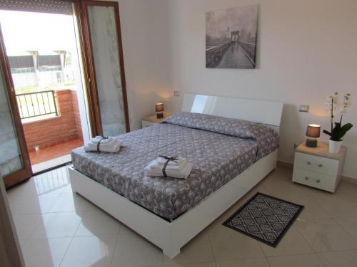 斯嘉德瓦利Siviero Apartments的一间卧室配有一张床,上面有两条毛巾