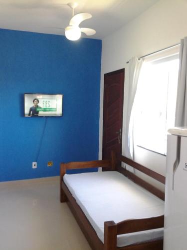 阿拉亚尔-杜卡布Caribe Brasileiro的卧室设有蓝色的墙壁、一张床和一个窗户