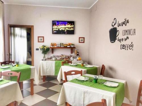圣费尔迪南多甜蜜之家住宿加早餐酒店的餐厅设有两张带绿桌布的桌子
