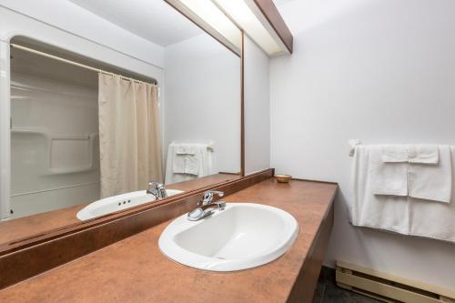 拜圣保罗圣保罗湾酒店的浴室设有白色水槽和镜子