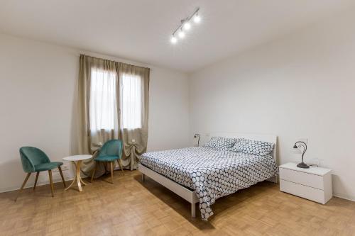 蒙特格罗托泰梅CaMagnolia Apartment的卧室配有一张床和一张桌子及椅子