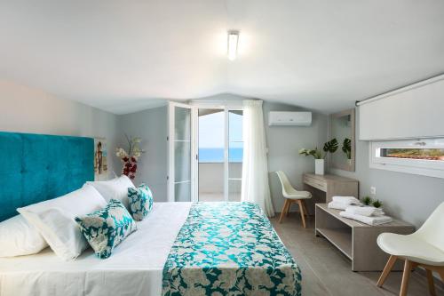 帕诺尔莫斯雷斯蒙Casa Di Kasapa的一间卧室配有一张床,享有海景