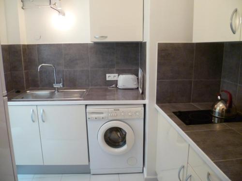 戛纳卡罗莱纳米塞利科德公寓的厨房配有洗衣机和水槽