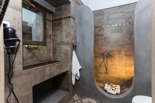 基萨莫斯EvaEle Luxury Apartments的一间带水槽和镜子的浴室